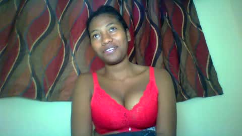 Snapshot of karoliee chatting on 06.21.26 karoliee online show from 06.21.26