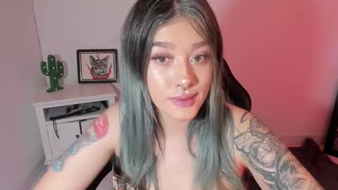 Snapshot of kat_apple chatting on 11.01.25 Alicia online show from 11.01.25