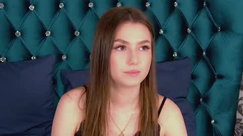 Snapshot of katiereeves chatting on 10.13.25 katiereeves online show from 10.13.25