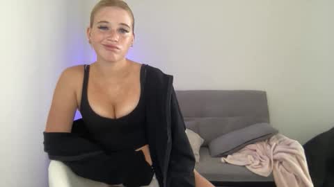 Snapshot of kaylababyxoo chatting on 10.31.25 kaylababyxoo online show from 10.31.25