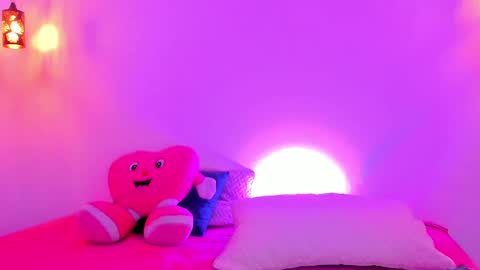      K A Y L A      online show from 09.25.25