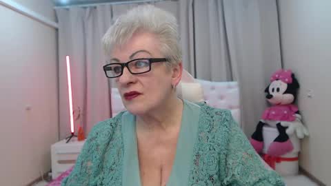 Snapshot of kaylesmoll chatting on 04.22.26 kaylesmoll online show from 04.22.26