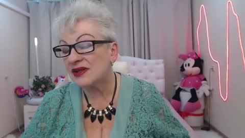 Snapshot of kaylesmoll chatting on 05.29.26 kaylesmoll online show from 05.29.26
