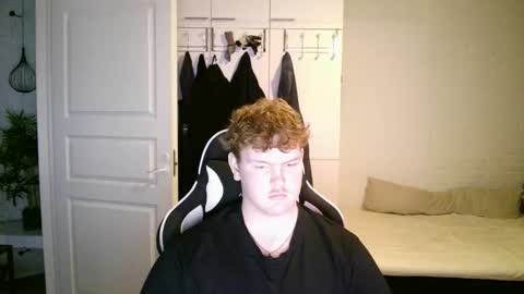 Snapshot of kayttajaviides5 chatting on 10.23.25 Aatu online show from 10.23.25