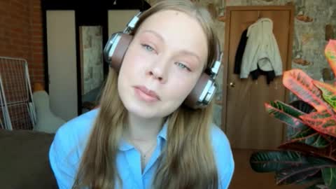 Snapshot of keiralaviola chatting on 09.12.25 Kally online show from 09.12.25