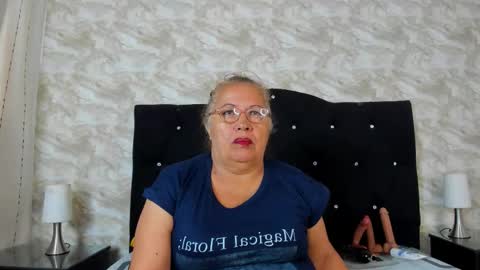 Snapshot of keiralennox chatting on 10.20.25 online show from 10.20.25