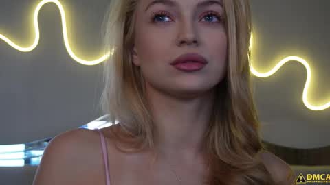 Snapshot of kelly_peachpiee chatting on 10.03.25 Kelly online show from 10.03.25