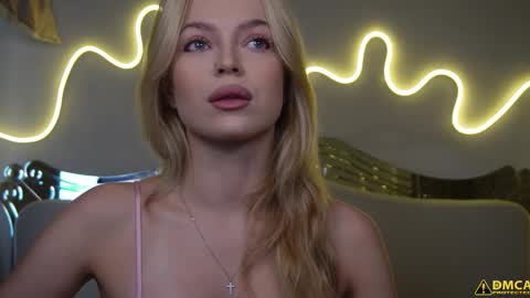 Snapshot of kelly_peachpiee chatting on 10.06.25 Kelly online show from 10.06.25