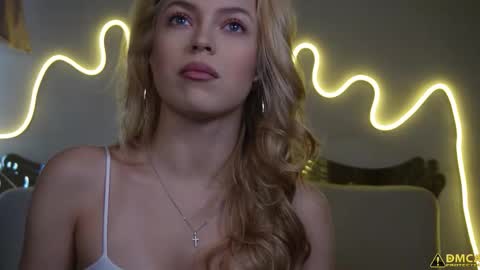 Snapshot of kelly_peachpiee chatting on 10.10.25 Kelly online show from 10.10.25