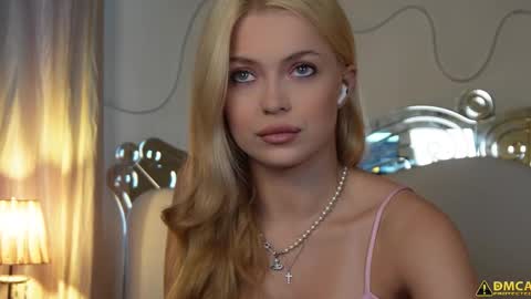 Snapshot of kelly_peachpiee chatting on 10.21.25 Kelly online show from 10.21.25