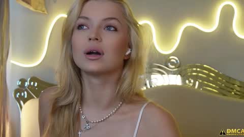 Snapshot of kelly_peachpiee chatting on 10.25.25 Kelly online show from 10.25.25