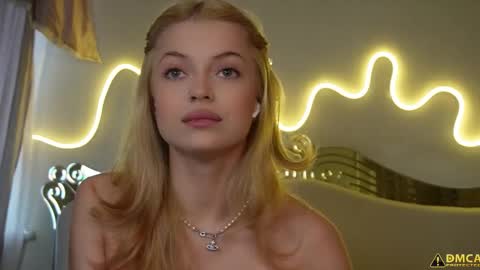 Snapshot of kelly_peachpiee chatting on 11.06.25 Kelly online show from 11.06.25