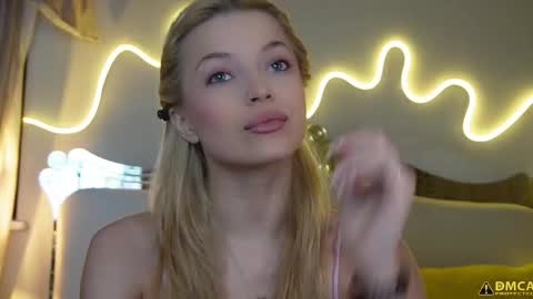 Snapshot of kelly_peachpiee chatting on 11.23.25 Kelly online show from 11.23.25