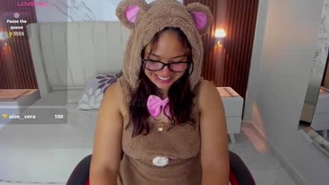 Snapshot of kellynovoa chatting on 11.25.25 KELLY online show from 11.25.25