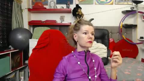 Snapshot of kellynumber chatting on 12.30.24 kelly online show from 12.30.24