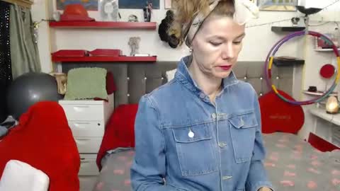 Snapshot of kellynumber chatting on 12.31.24 kelly online show from 12.31.24