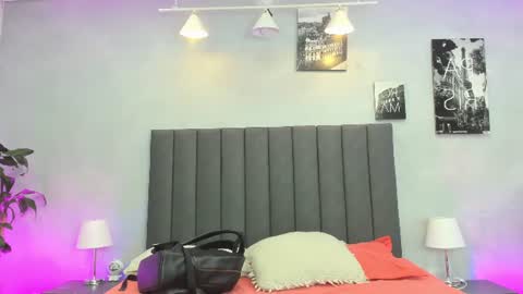 Snapshot of kendra_london chatting on 06.17.26 Kendra London online show from 06.17.26