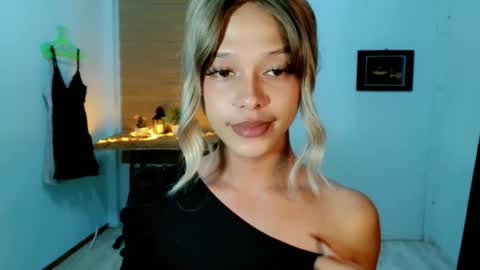 Snapshot of kendra_lunaxx chatting on 05.17.26 kendra_lunaxx online show from 05.17.26