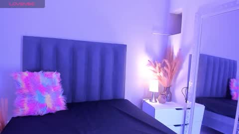 kendrachavez_ online show from 12.04.25