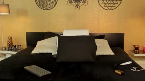 Snapshot of kendraleroy chatting on 12.21.24 KENDRA online show from 12.21.24