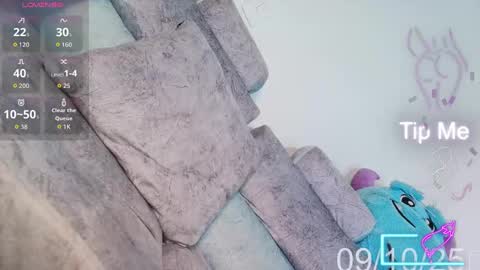 Snapshot of kenia_fox1 chatting on 10.10.25 kenia_fox1 online show from 10.10.25