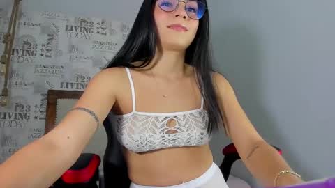 Snapshot of kenia_kloss chatting on 10.23.25 K E N I A  online show from 10.23.25