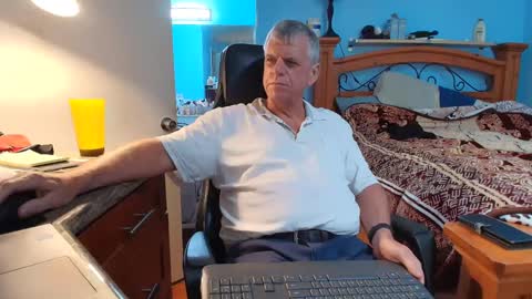 Snapshot of kent_ham chatting on 10.06.25 kent_ham online show from 10.06.25