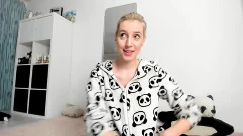 Kenzie online show from 10.18.25