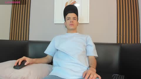 Snapshot of kevinn_blue chatting on 09.14.25 Sexy  Hot Kevin online show from 09.14.25