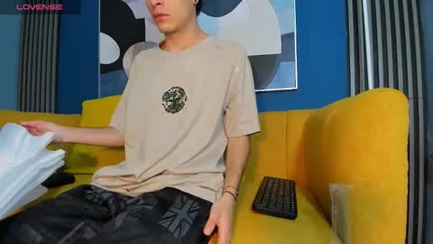Snapshot of kevinn_blue chatting on 09.17.25 Sexy  Hot Kevin online show from 09.17.25