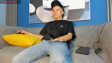 Snapshot of kevinn_blue chatting on 09.19.25 Sexy  Hot Kevin online show from 09.19.25