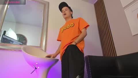 Snapshot of kevinn_blue chatting on 10.21.25 Sexy  Hot Kevin online show from 10.21.25