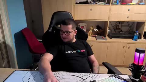 Snapshot of kevinnlovely chatting on 10.25.25 Kevinn online show from 10.25.25