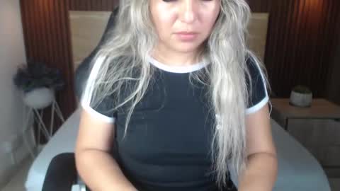 Snapshot of kiara_mirren chatting on 10.04.25 K I A R A  online show from 10.04.25