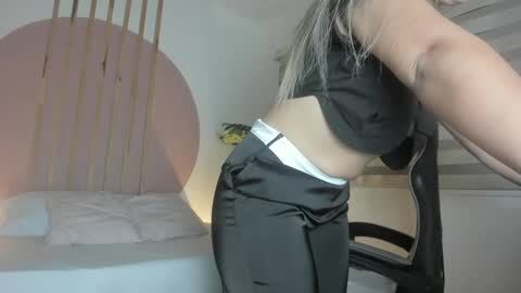 Snapshot of kiara_mirren chatting on 10.24.25 K I A R A  online show from 10.24.25