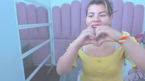 Snapshot of kiaraxmilf chatting on 02.25.26 kiaraXMlif online show from 02.25.26