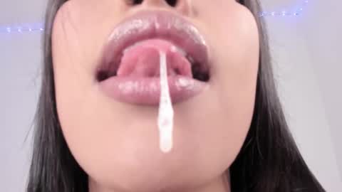 kim_mouth17 online show from 11.24.25