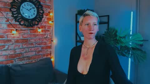 Snapshot of kim_waite chatting on 10.02.25 Kim online show from 10.02.25