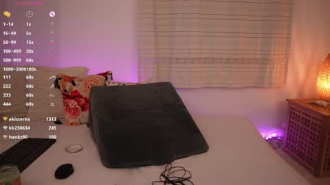 Snapshot of kimberhot chatting on 12.18.24 Kim online show from 12.18.24