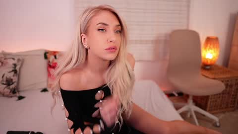 Snapshot of kimberhot chatting on 10.25.25 Kim online show from 10.25.25