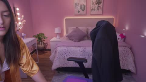 Snapshot of kimberly_clars chatting on 09.26.25 Kimberly 1200-1900 GMT-5 online show from 09.26.25