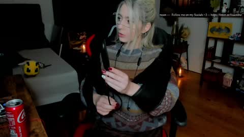 Wolfs Girl online show from 11.27.25