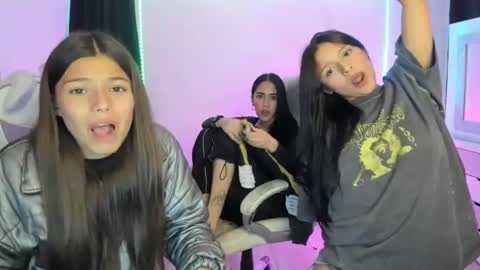 Snapshot of kimmi_foxy chatting on 12.17.24 kimmi online show from 12.17.24
