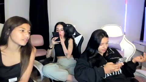 Snapshot of kimmi_foxy chatting on 02.17.25 kimmi online show from 02.17.25