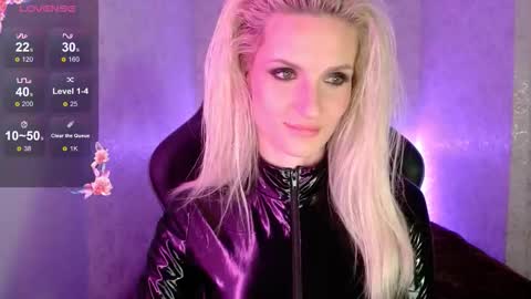 Snapshot of kimmysnowelite chatting on 10.18.25 KimmySnow online show from 10.18.25