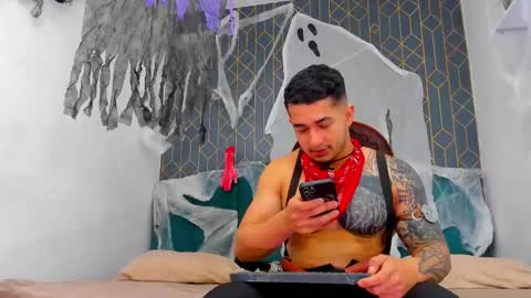 Snapshot of king_falconer chatting on 10.10.25 Angel Falconer online show from 10.10.25