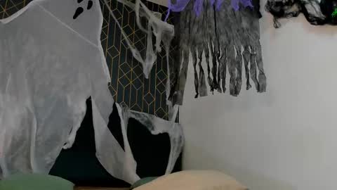 Snapshot of king_falconer chatting on 10.30.25 Angel Falconer online show from 10.30.25