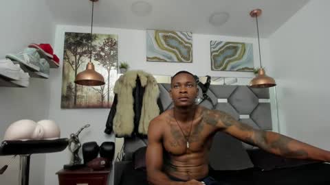 Snapshot of king_fitt_ chatting on 01.23.25 HOT MEN BLACK online show from 01.23.25