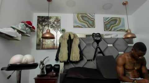 Snapshot of king_fitt_ chatting on 01.27.25 HOT MEN BLACK online show from 01.27.25