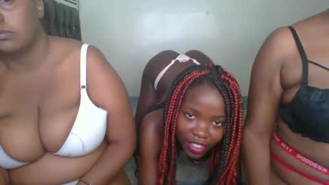 Snapshot of kinky_aria chatting on 09.30.25 kinky_aria online show from 09.30.25